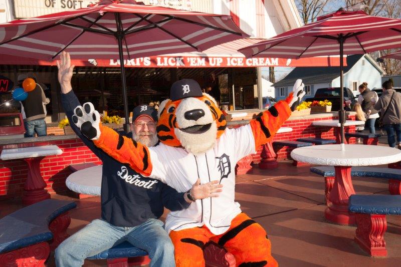 Detroit Tigers Mascot Paws Visits Lori – Lori's Lick 'em Up Ice Cream –  Cakes – Macomb County